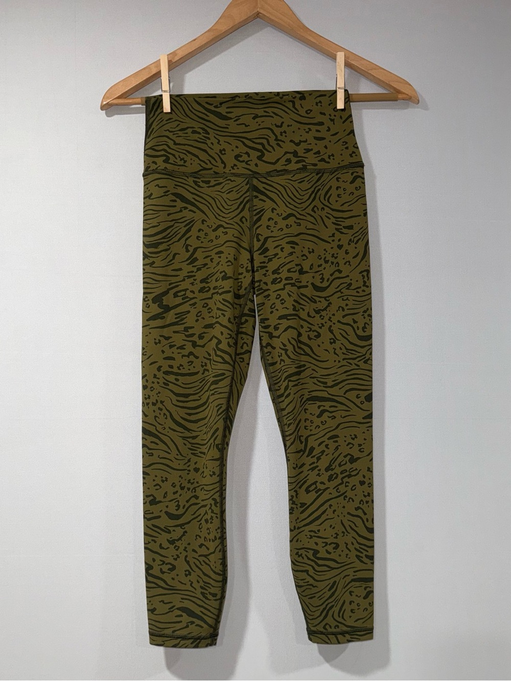 Athleta Olive Green Tiger-Stripe Transcend 7/8 Tights